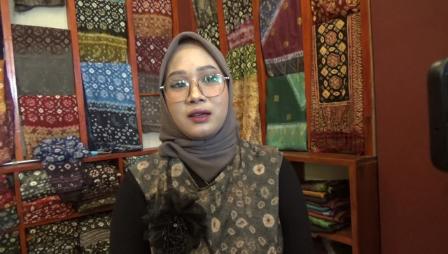 Pemilik dan penggerak usaha Jumputan Bang Syaiful, Sherli. Foto : Abdullah Toriq/Urban Id