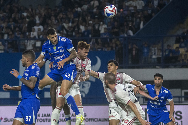Pesepak bola Persib Bandung Patricio Martin Matriciardi berebut bola di udara dengan pesepak bola Western Sydney Wanderers Philip Cancar pada laga persahabatan internasional di Stadion Gelora Bandung Lautan Api (GBLA), Jawa Barat, Sabtu (2/8/2025). Foto: Abdan Syakura/ANTARA FOTO
