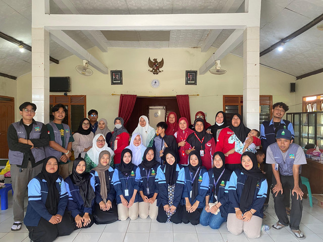 Fatayat Desa pandes dan Mahasiswa KKN MB posko 35 melakukan donor darah di balaidesa 