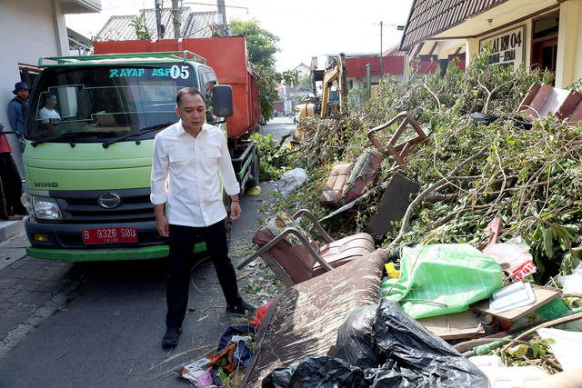 Walkot Surabaya Eri Cahyadi menjumpai sampah perabot rumah yang dibuang warga. Foto: Diskominfo Surabaya 