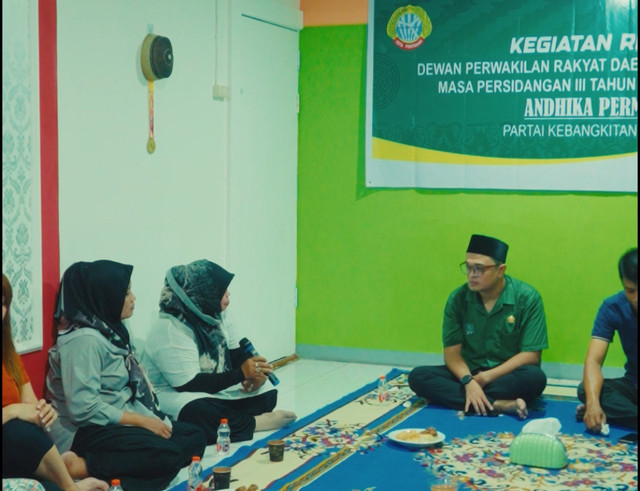 Andika Permana, anggota DPRD Kota Pontianak saat mendengarkan warga menyampaikan aspirasinya. Foto: Dok. Istimewa