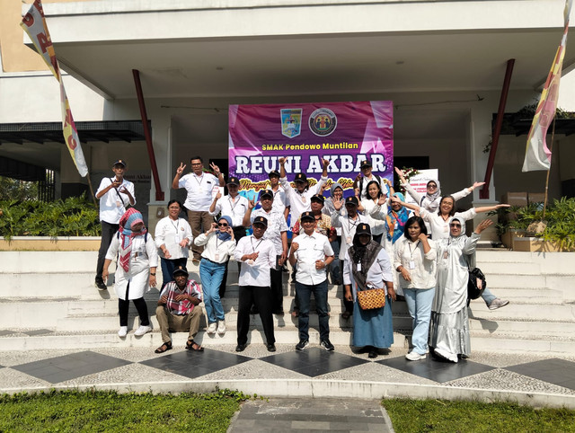 Reuni bukan lagi tentang pertemuan, ada kesepakatan tak tertulis bahwa hidup adalah seni menanggung beban dengan anggun.