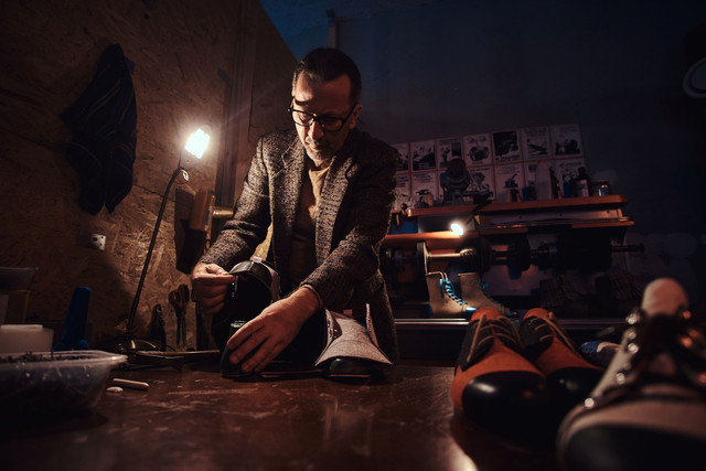 Elderly-person-is-serving-boot-service-his-own-personal-workshop (Ilustrasi)/Image by fxquadro on Freepik