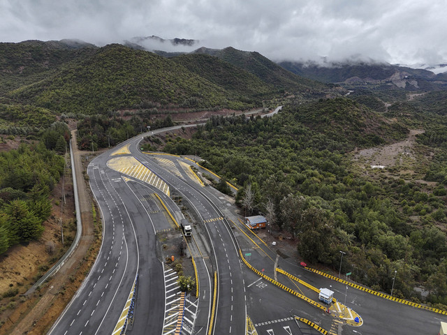 Pemandangan udara pintu masuk tambang El Teniente, tambang tembaga Codelco di komune Machali, dekat Rancagua, Wilayah O'Higgins, Chili, Jumat (1/8/2025). Foto: RAUL BRAVO/AFP
