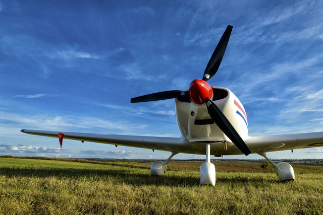 Ilustrasi pesawat fixed wing. Foto: Cameris/Shutterstock