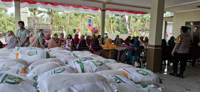 Dokumentasi Penyaluran Bantuan Bahan Pangan Beras di Desa Subo, Pakusari