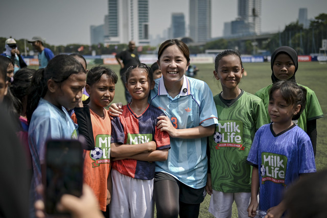 Pemain sepak bola wanita peserta MilkLife Soccer Challenge berfoto bersama dengan Mana Iwabuchi usai sesi coaching clinic di Pancoran Soccer Field, Jakarta, Minggu (3/8/2025). Foto: Jamal Ramadhan/kumparan