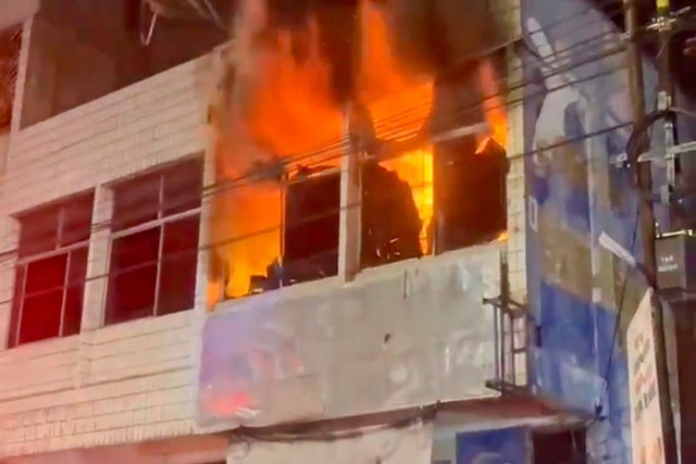 Kebakaran ruko di Pekanbaru, Minggu (3/8/2025). Foto: kumparan