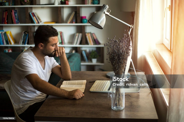 ilustrasi manusia bersama buku yang saling terikat. sumber: iStock @/ ridvan_celik