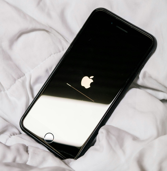 ilustrasi iPhone yang di gemari di kalangan gen z sumber foto : unsplash.com