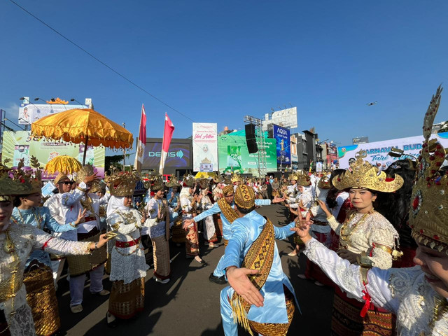 Wali Kota Bandar Lampung, Eva Dwiana saat ikut Tari Ngigel | Foto : Eka Febriani / Lampung Geh
