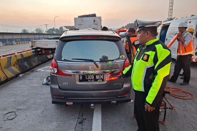 Kendaraan yang terlibat kecelakaan maut di Jalan Tol Cipali KM 187+200A arah Jawa Tengah di wilayah Desa Kempek, Kecamatan Gempol, Kabupaten Cirebon, Minggu (3/8/2025). Foto: kumparan