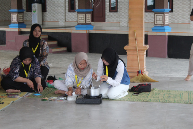 Proses pembuatan lilin oleh Nala dan Ramfrishca | Foto: Dokumentasi Tim KKN UGM Sowan Sawangan