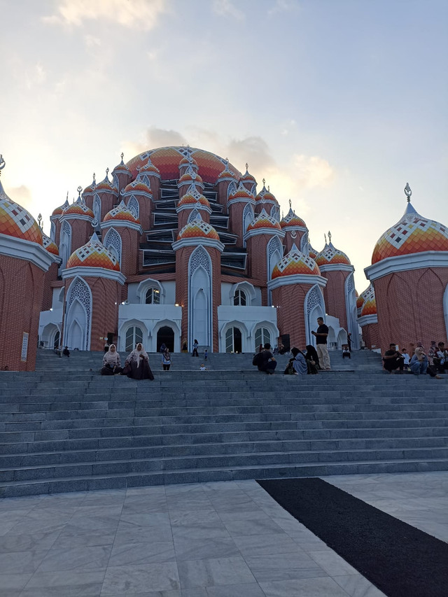 Masjid 99 Kubah Makassar di sore hari. Sumber: Dokumentasi pribadi.