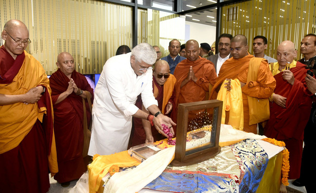 Menteri Kebudayaan dan Pariwisata India, Gajendra Singh Shekhawat, berdoa setelah menerima koleksi permata suci Piprahwa Gems of the Historical Buddha yang telah dipulangkan, di bandara New Delhi, India, 30 Juli 2025. (Foto: Biro Informasi Pers India/Handout via REUTERS)