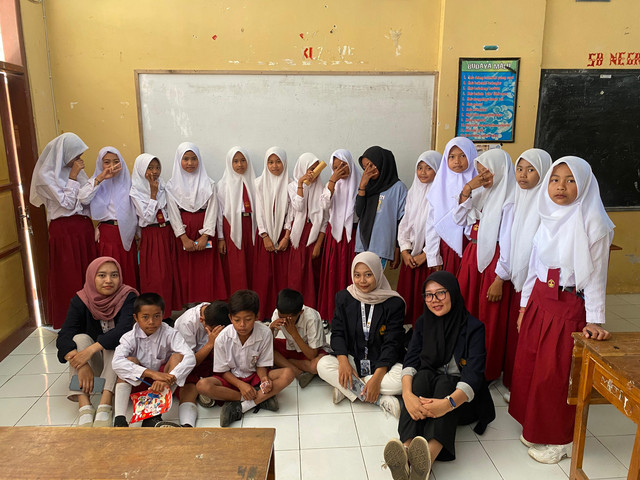 Mengembangkan Lingkungan Hidup SDN Tegaljati 1 dengan Edukasi Pemilahan Sampah