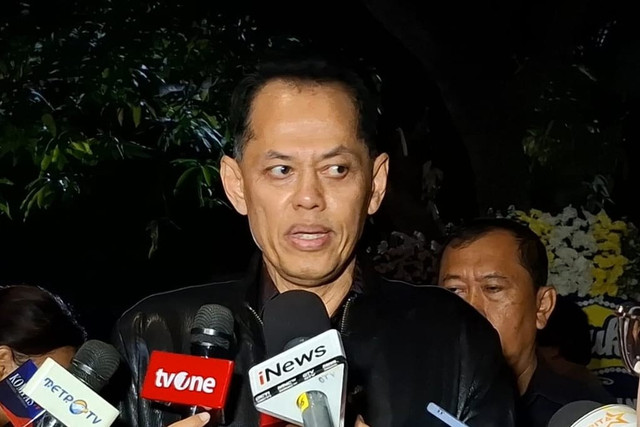 Kepala Badan Pengendalian Pembangunan dan Investigasi Khusus (BAPPISUS), Aries Marsudiyanto, usai melayat di rumah duka Marsma TNI Fajar, di Kompleks TNI AU, Jalan Triloka XI, Pancoran, Jakarta Selatan, Minggu (3/8/2025). Foto: Fadhil Pramudya/kumparan