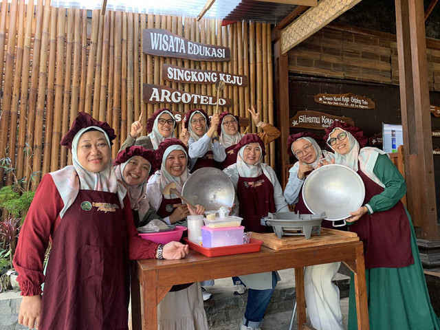 Kelas memasak di wisata edukasi Argotelo (Sumber: Dokumentasi pribadi)