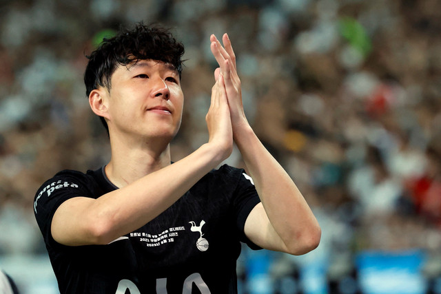 Pemain Tottenham Hotspur Son Heung-min menyapa penggemarnya usai melawan Newcastle United pada pertandingan persahabatan di Seoul World Cup Stadium, Seoul, Korea Selatan, Minggu (3/8/2025). Foto: Kim Soo-Hyeon/REUTERS