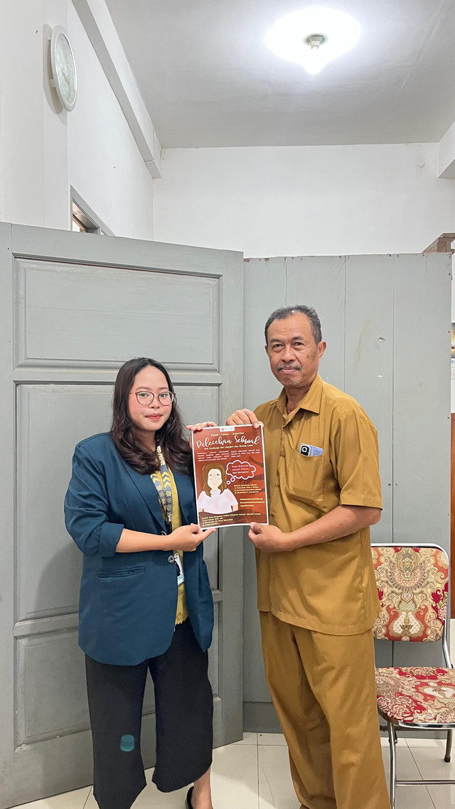 Penyerahan poster sebagai ouput karya individu. Sumber: Buatan penulis.