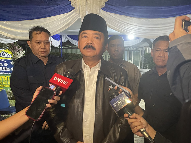 Eks Panglima TNI, Marsekal TNI (Purn.) Hadi Tjahjanto, usai melayat di rumah duka Marsma TNI Fajar Adriyanto, di Kompleks TNI AU, Jalan Triloka XI, Pancoran, Jakarta Selatan, Minggu (3/8/2025). Foto: Fadhil Pramudya/kumparan
