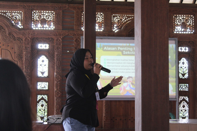 Penyampaian Sosialisasi Pentingnya Melanjutkan Pendidikan Tinggi kepada Ibu-Ibu PKK selaku Orang Tua | Foto: Dokumentasi Tim KKN UGM Sowan Sawangan