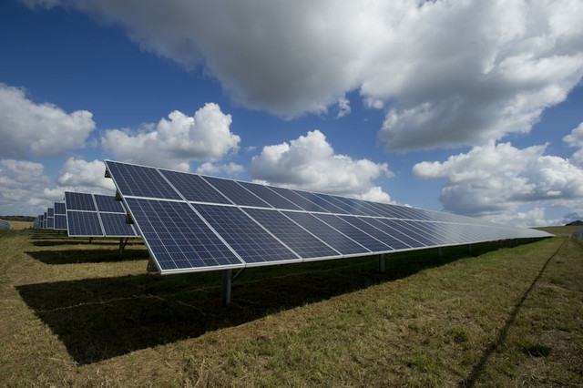 ILustrasi cara kerja panel surya. Foto: Unsplash/ American Public Power Association
