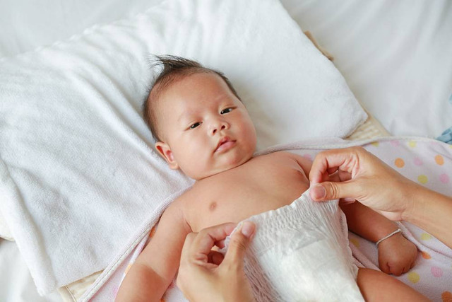 Ilustrasi proses memakaikan popok pada anak. Foto: GOLFX/Shutterstock