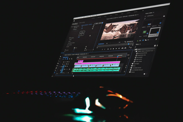 Ilustrasi laptop untuk editing video. Foto: Unsplash