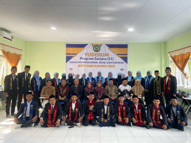 Yudisium IAT:Mahasiswa lulusan Ilmu Al-Qur'an dan Tafsir bersiap menjadi muffasir digital.sumber foto:(whatsapp/group prodi IAT)