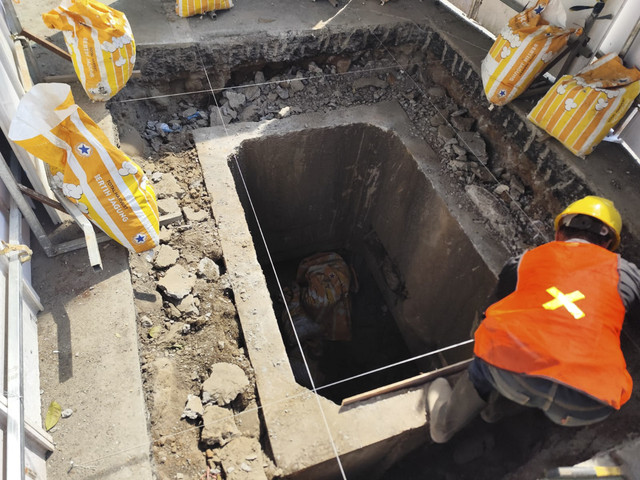 Galian depan gedung Balai Sudirman, Tebet, Jakarta Selatan, Senin (4/8/2025). Foto: Rachmadi Rasyad/kumparan