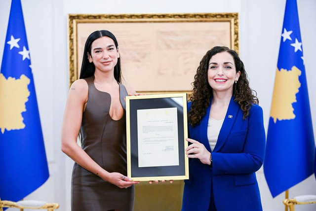 Dua Lipa mendapatkan kewarganegaraan Kosovo dari Presiden Vjosa Osmani pada Jumat (1/8). Foto: Instagram @vjosa.osmani