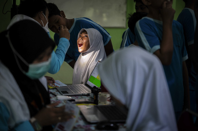 Petugas kesehatan memeriksa kondisi gigi siswi saat pelaksanaan program Cek Kesehatan Gratis (CKG) Sekolah di SD Negeri 2 Cideng, Jakarta, Senin (4/8/2025). Foto: Bayu Pratama S/ANTARA FOTO