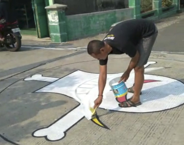 Viral mural anime One Piece di jalan kampung Dukuh Ndayu, Desa Jurangjero, Kecamatan Karangmalang, Kabupaten Sragen, Jawa Tengah dihapus, Minggu (3/8/2025). Foto: Kesbangpol Sragen