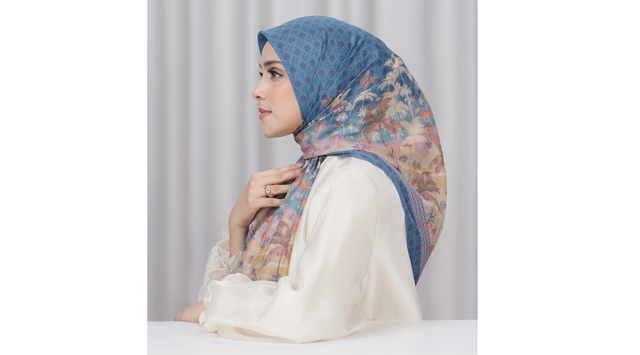 Rekomendasi jilbab Buttonscarves. Foto adalah jilbab Buttonscarves. Sumber: www.buttonscarves.com
