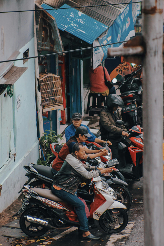 Sumber: Photo by Arbiansyah Sulud from Pexels: https://www.pexels.com/photo/urban-street-scene-featuring-motorcycle-riders-32969650/