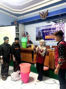 Praktik Pengolahan Pupuk dengan Komposter Ember Bersama Pemuda dan Petani Muda Desa