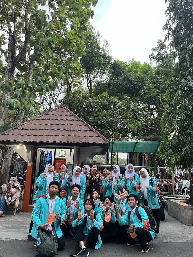 Mahasiswa Baru UNS pasca-PKKMB FISIP UNS (Foto diambil langsung oleh penulis)