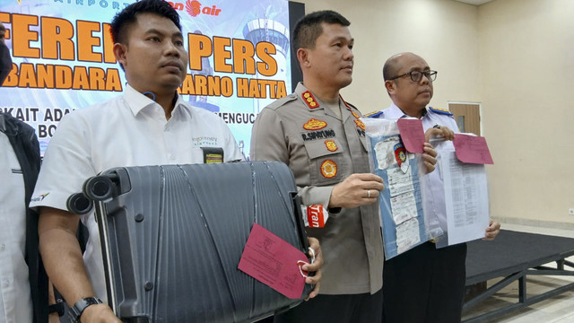Polres Bandara Soetta menggelar jumpa pers kasus penumpang teriak bom di pesawat, Senin (4/8/2025). Foto: kumparan