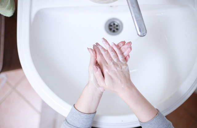 Ilustrasi sabun cuci tangan cair terbaik. Sumber foto: Pixabay/ slavoljubovski