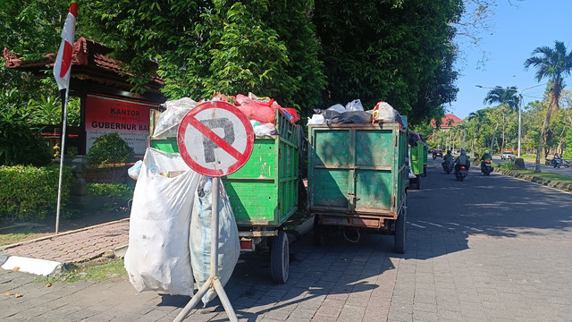 Motor Cikar (Moci) sampah berjejer di gerbang pintu Kantor Gubernur Bali, Senin (4/8/2025). Foto: Denita BR Matondang/kumparan