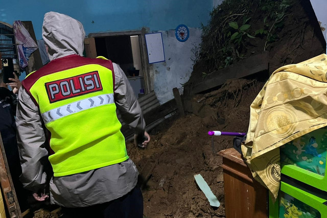 Kondisi rumah tertimbun longsor di Desa Cidugaleun, Kecamatan Cigalontang, Kabupaten Tasikmalaya, Jawa Barat. Foto: Dok. Istimewa