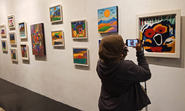 Pameran Infinite Color yang menampilkan lukisan karya anak-anak disabilitas. Foto: Masruroh/Basra