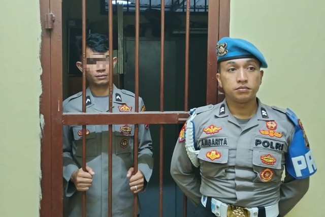 Anggota kepolisian dari Polres Samosir, Bripda RYS (di balik jeruji), dipatsus usai sang istri unggah video RYS bercanda memegang kelamin bayinya. Foto: Dok. Istimewa