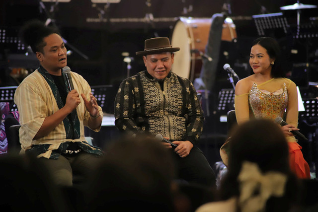 Musisi tradisional dalam Pagelaran Sabang Merauke The Indonesia Broadway, Dunung Basuki berbicara saat konferensi pers persiapan Pagelaran Sabang Merauke di Grand Ballroom Kempinski, Jakarta, Senin (4/8/2025). Foto: Jamal Ramadhan/kumparan