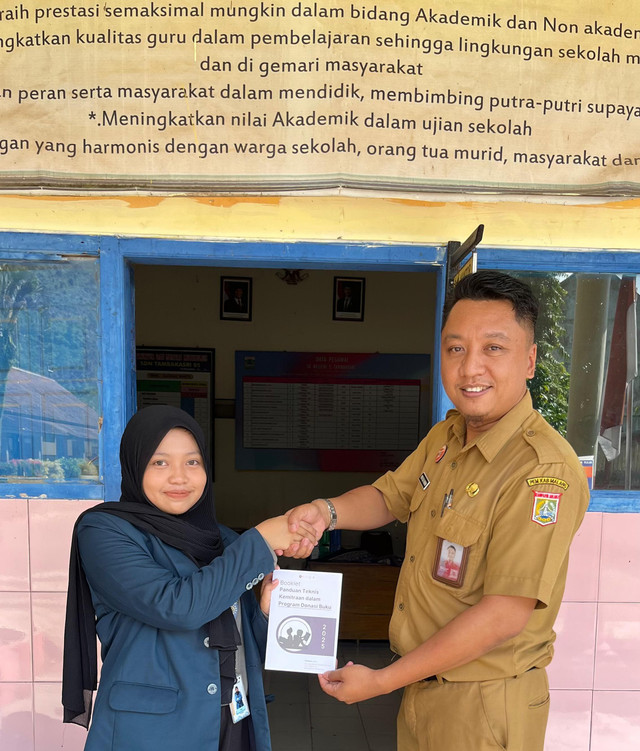 Foto penyerahan booklet dari mahasiswa ke perwakilan guru SDN 05 Tambakasri (sumber: peneliti)