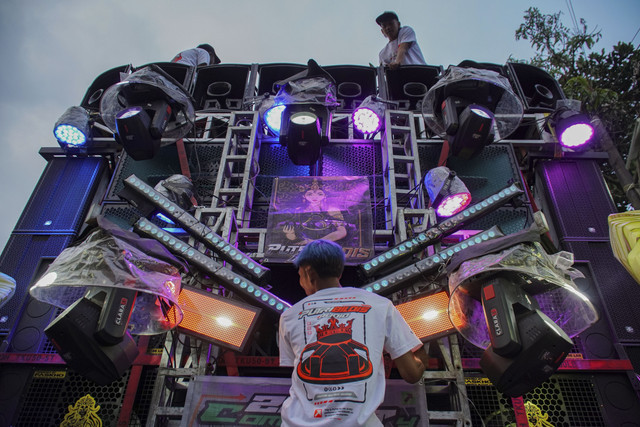 Warga menyiapkan peralatan saat gelaran Urek Urek Carnival yang diiringi perangkat audio kapasitas besar di Desa Urek-urek Kecamatan Gondanglegi, Kabupaten Malang, Jawa Timur, Sabtu (12/7/2025). Foto: Irfan Sumanjaya/ANTARA FOTO