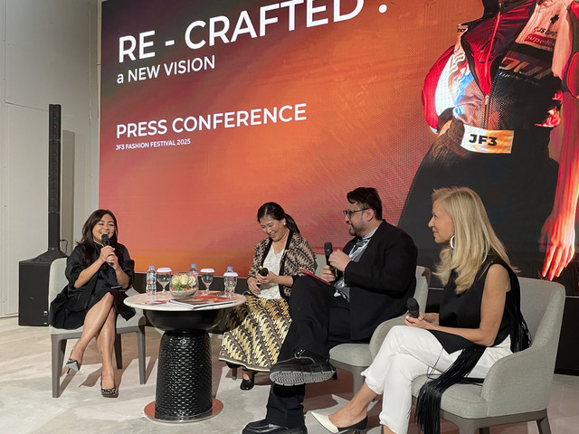 Thresia Mareta, Ramon Galicia, dan Bettina von Schlippe menjadi pembicara di acara talkshow JF3 Fashion Festival “Re-Crafted: a New Vision”, Summarecon Mall Serpong pada Rabu (30/07) (Foto: kumparanWOMAN)