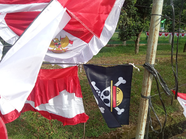 Bendera One Piece yang terlihat dijual pedagang bendera di Palembang. Foto : Anyelir/Urban Id