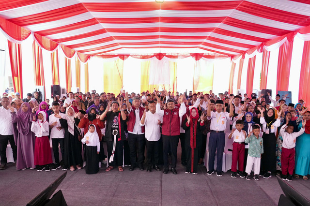Mensos Saifullah Yusuf didampingi Wamensos Agus Jabo Priyono meninjau ruang kelas Sekolah Rakyat Terintegrasi (SRT) 5 Ponorogo saat pembukaan Masa Pengenalan Lingkungan Sekolah (MPLS), Senin (4/8/2025). Foto: Kemensos RI